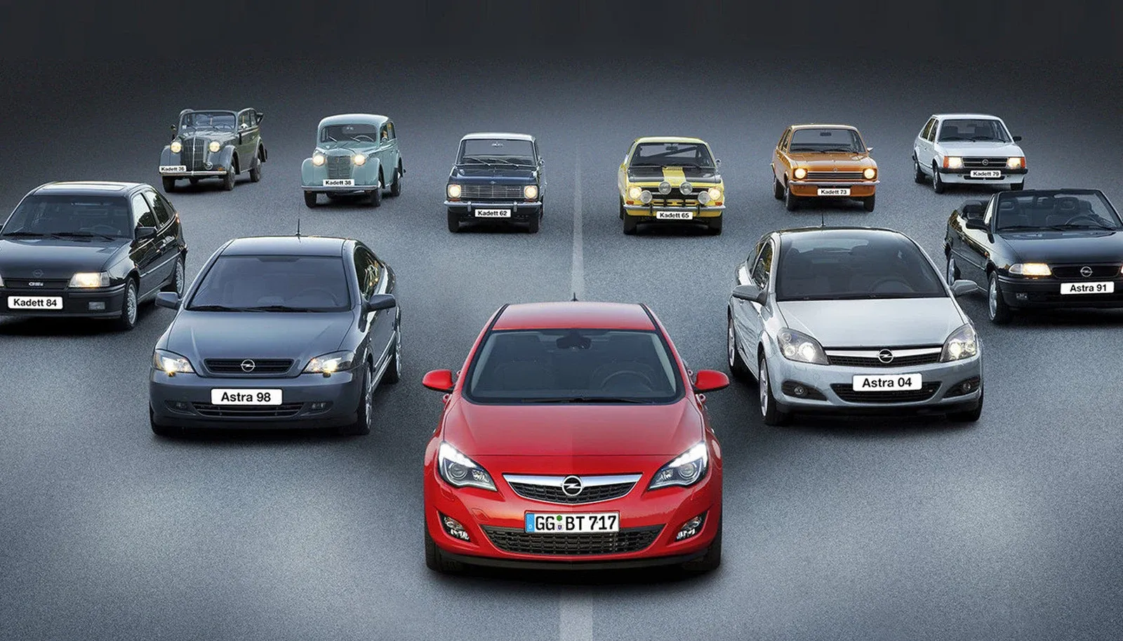 Farklı nesillerden Opel modelleri — tanıtım görseli